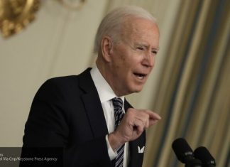 Странное поведение Байдена во время выступления напугало американцев