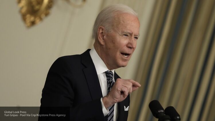 Странное поведение Байдена во время выступления напугало американцев