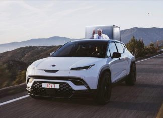 Святой зарок: Хенрик Фискер пообещал Папе Римскому кроссовер Ocean с будкой