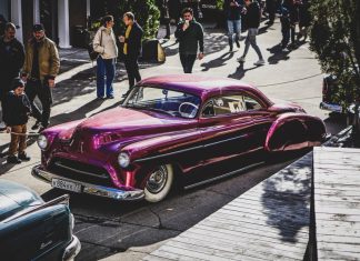 Выставка классических и кастомных автомобилей Wheels & Chains 2021