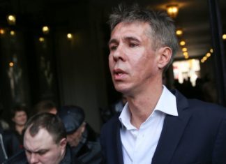 «Животное!»: Алексей Панин вызвал гнев пользователей снимком Цоя на нудистском пляже