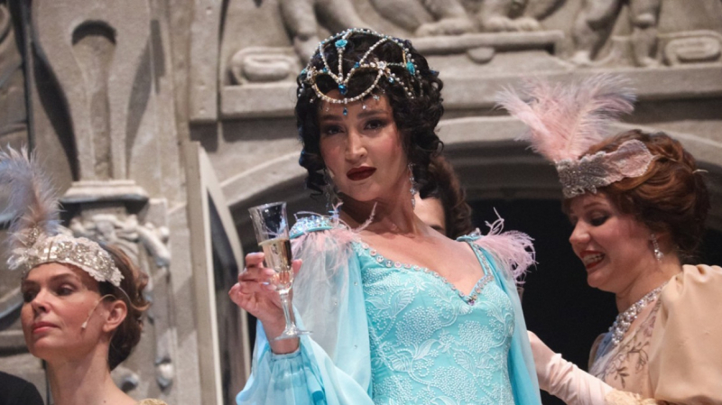 Бузова подверглась нападкам коллег после выступления во МХАТе