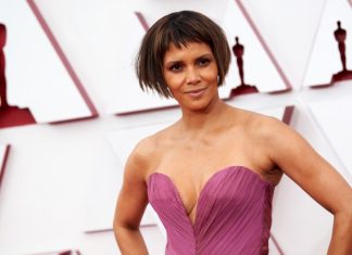 Холли Берри в откровенном бикини сразила фанатов подтянутым телом