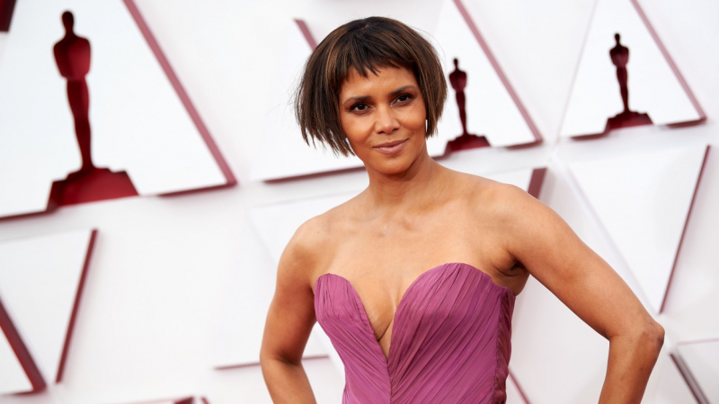 Холли Берри в откровенном бикини сразила фанатов подтянутым телом