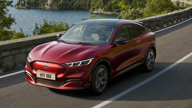 &laquo;Младший брат&raquo; Mustang Mach-E: первое изображение компактного кроссовера Ford