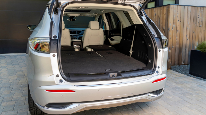 Обновлённый американский Buick Enclave: странный дизайн и более богатое оснащение