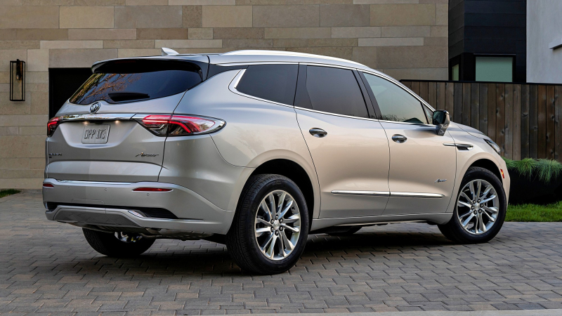 Обновлённый американский Buick Enclave: странный дизайн и более богатое оснащение