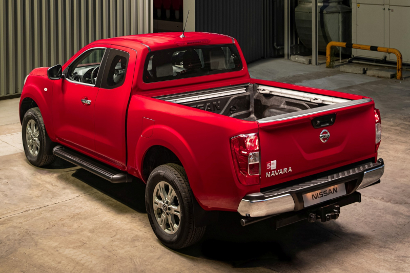 Возите грузы фургонами: Nissan Navara уходит из Европы, завод в Барселоне закроют