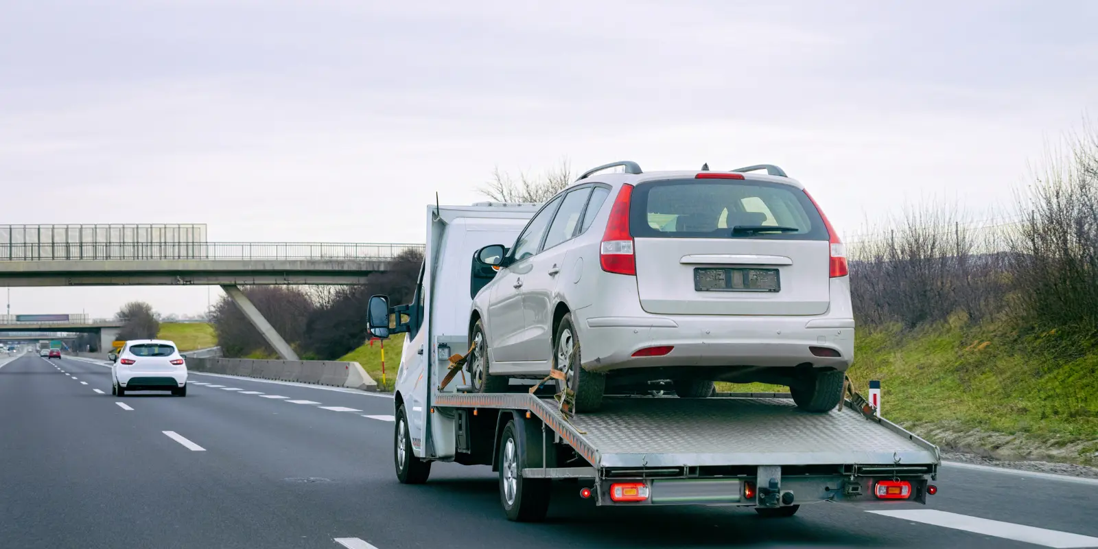 Услуги эвакуатора: когда они необходимы и как выбрать надежную компанию