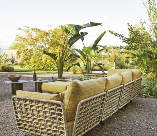 Уличная мебель: как выбрать долговечное и стильное решение для открытых пространств