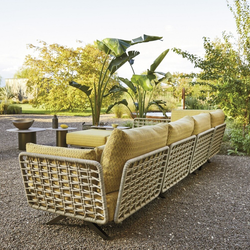 Уличная мебель: как выбрать долговечное и стильное решение для открытых пространств