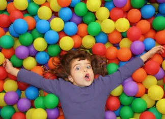 Радость и развитие: когда и зачем идти с ребенком в детскую игровую комнату