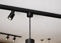 Что такое трековый светильник: современное освещение для интерьера и бизнеса