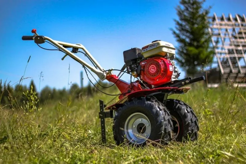 Надежный помощник на участке: как выбрать мотоблок для эффективной работы