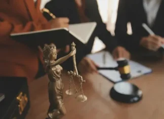 Профессиональная защита и уверенность в будущем: кто такой адвокат по уголовным делам и как он помогает