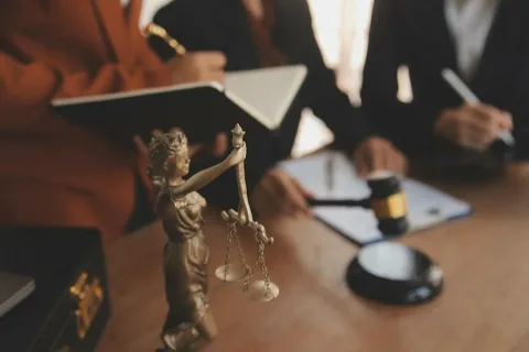 Профессиональная защита и уверенность в будущем: кто такой адвокат по уголовным делам и как он помогает