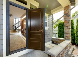 Входные двери: как выбрать надежную защиту и стиль для вашего дома