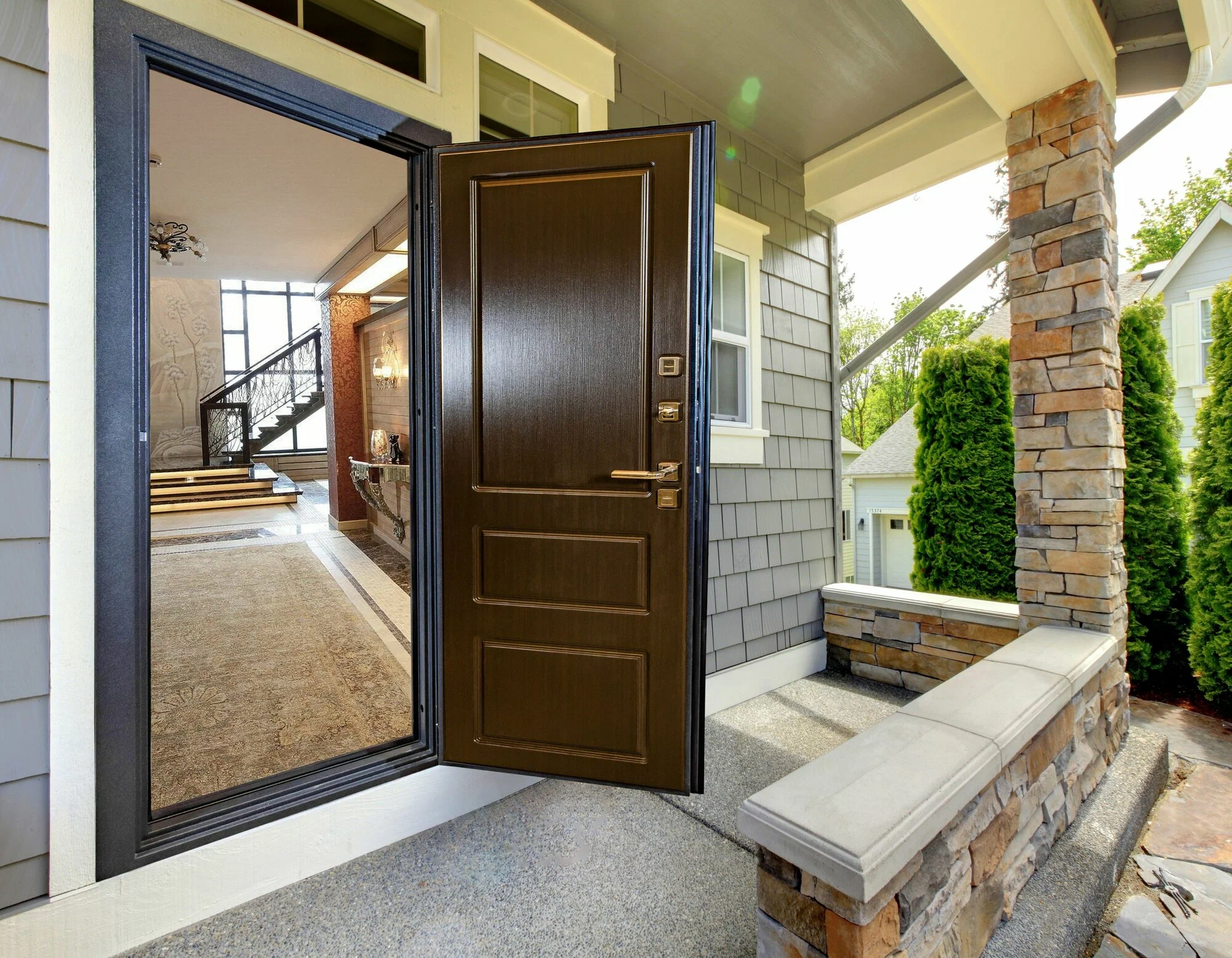 Входные двери: как выбрать надежную защиту и стиль для вашего дома